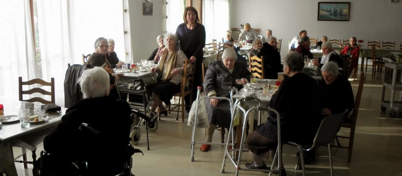 Εστίες υπερμετάδοσης κορωνοϊού τα γηροκομεία - Οι οδηγίες του ΕΟΔΥ